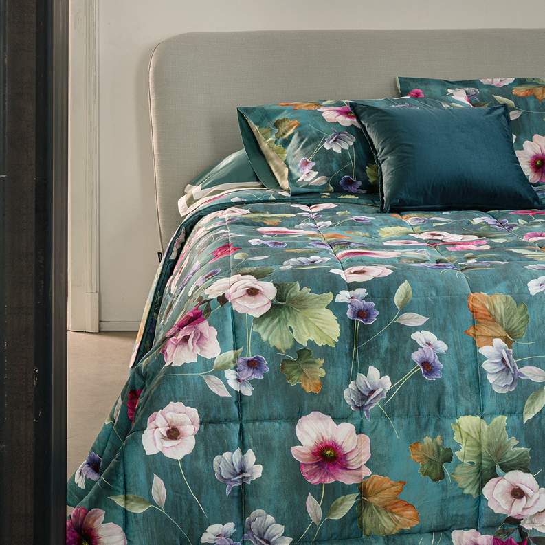Trapunta invernale matrimoniale Fazzini Velvet in raso di puro cotone. Piumone con fiori rosa e azzurri su fondo verde petrolio.