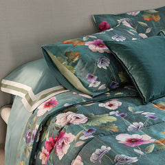 Trapunta invernale matrimoniale Fazzini Velvet in raso di puro cotone. Piumone con fiori rosa e azzurri su fondo verde petrolio