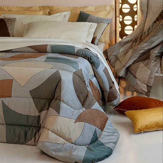 Trapunta invernale Borbonese Gaudì matrimoniale in velluto. Il piumone Gaudì è caratterizzato da una fantasia moderna, con forme geometriche di vari colori su un fondo con la tipica stampa Borbonese a occhio di pernice.