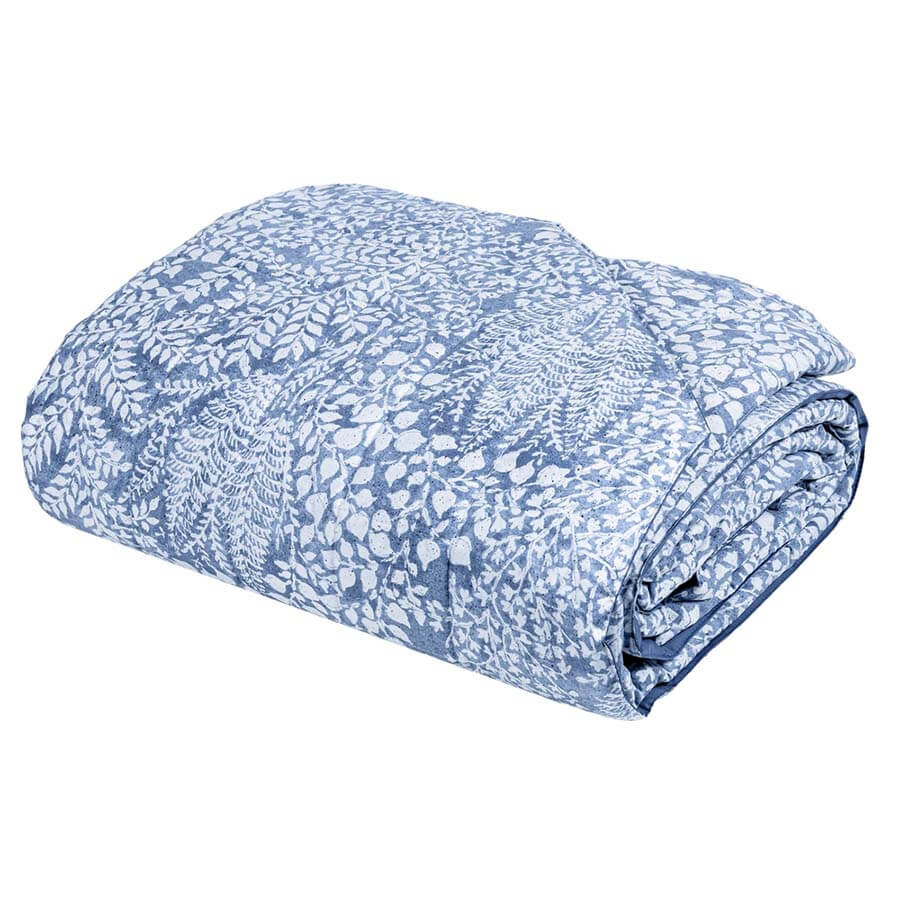 Il trapuntino matrimoniale Fazzini Kraft è in percalle di puro cotone. Fantasia con fiori bianchi su fondo colorato. Quilt colore azzurro carta da zucchero. Trapunta primaverile