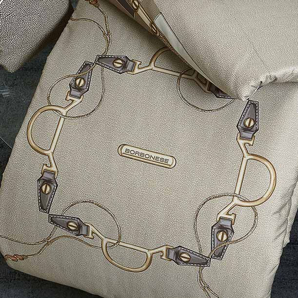 Trapuntino matrimoniale Ascot Borbonese fantasia. La trapunta primaverile Ascot è caratterizzata dalla tipica stampa Borbonese a occhio di pernice color beige, incorniciata da diverse fasce color piombo e bordeaux. Perfetto sia per camere da letto moderne che tradizionali. Dettaglio stampa.