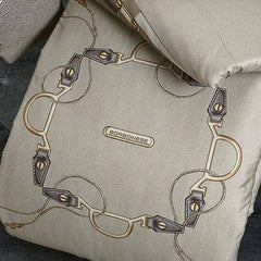 Trapuntino matrimoniale Ascot Borbonese fantasia. La trapunta primaverile Ascot è caratterizzata dalla tipica stampa Borbonese a occhio di pernice color beige, incorniciata da diverse fasce color piombo e bordeaux. Perfetto sia per camere da letto moderne che tradizionali. Dettaglio stampa.