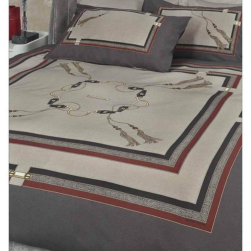 Trapuntino matrimoniale Ascot Borbonese in raso di puro cotone stampato. La trapunta primaverile Ascot è caratterizzata dalla tipica stampa Borbonese a occhio di pernice color beige, incorniciata da diverse fasce color piombo e bordeaux. Perfetto sia per camere da letto moderne che tradizionali.