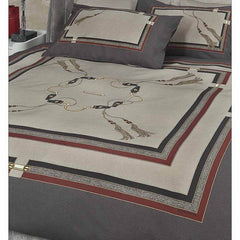 Trapuntino matrimoniale Ascot Borbonese in raso di puro cotone stampato. La trapunta primaverile Ascot è caratterizzata dalla tipica stampa Borbonese a occhio di pernice color beige, incorniciata da diverse fasce color piombo e bordeaux. Perfetto sia per camere da letto moderne che tradizionali.