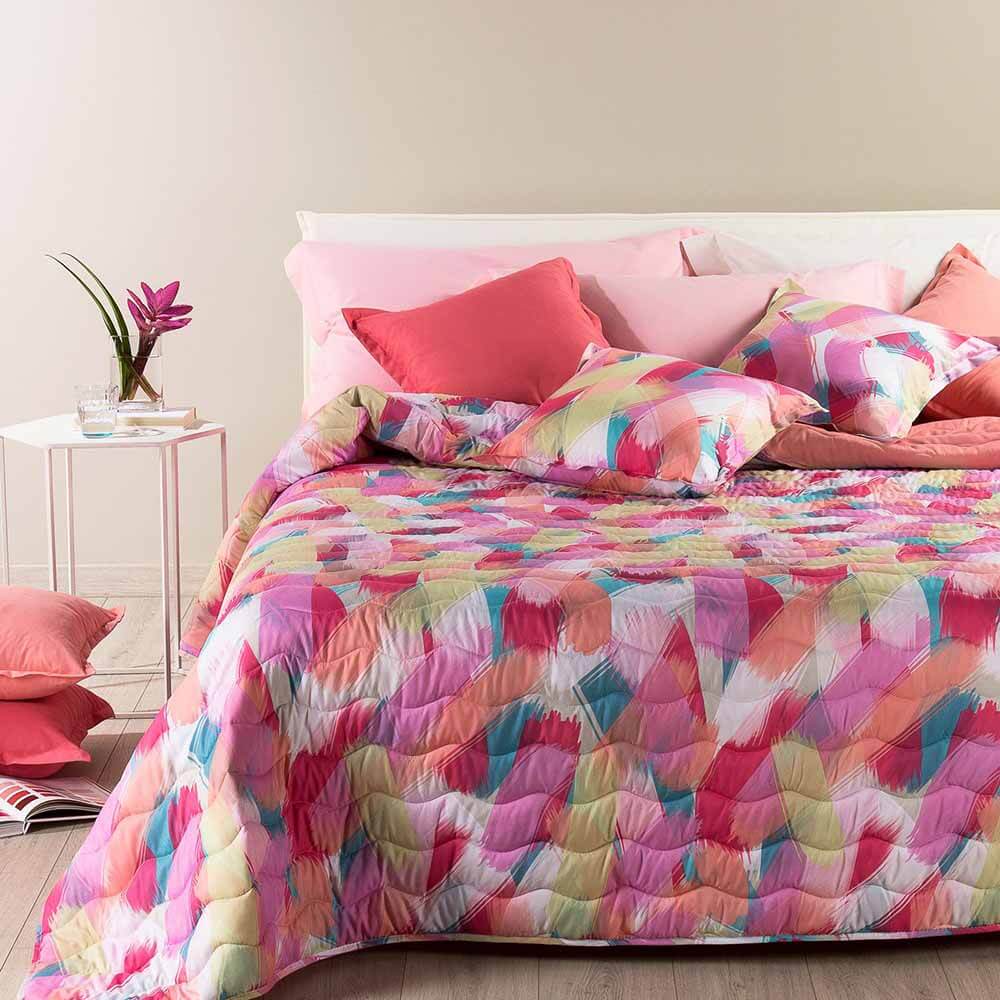 Trapuntino Caleffi Arcobaleno in microfibra. Fantasia moderna e giovanile rosa corallo. Disponibile nella misura per letto singolo, piazza e mezza e matrimoniale.