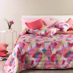 Trapuntino Caleffi Arcobaleno in microfibra. Fantasia moderna e giovanile rosa corallo. Disponibile nella misura per letto singolo, piazza e mezza e matrimoniale.