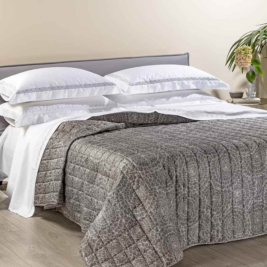 Trapuntino matrimoniale Caleffi Desert, in raso di cotone. Fantasia moderna color tortora. Trapunta primaverile con imbottitura da 80g/mq.