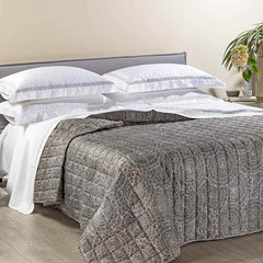 Trapuntino matrimoniale Caleffi Desert, in raso di cotone. Fantasia moderna color tortora. Trapunta primaverile con imbottitura da 80g/mq.