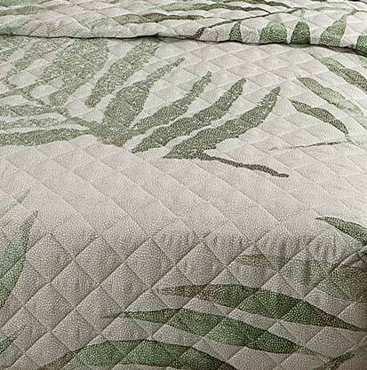 Trapuntino matrimoniale Eden Borbonese in raso di puro cotone stampato. La trapunta primaverile Eden è stampata in digitale con motivi floreali. Colore grigio salvia. Dettaglio fantasia.