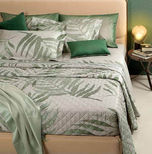 Trapuntino matrimoniale Eden Borbonese in raso di puro cotone stampato. La trapunta primaverile Eden è stampata in digitale con motivi floreali. Colore grigio salvia