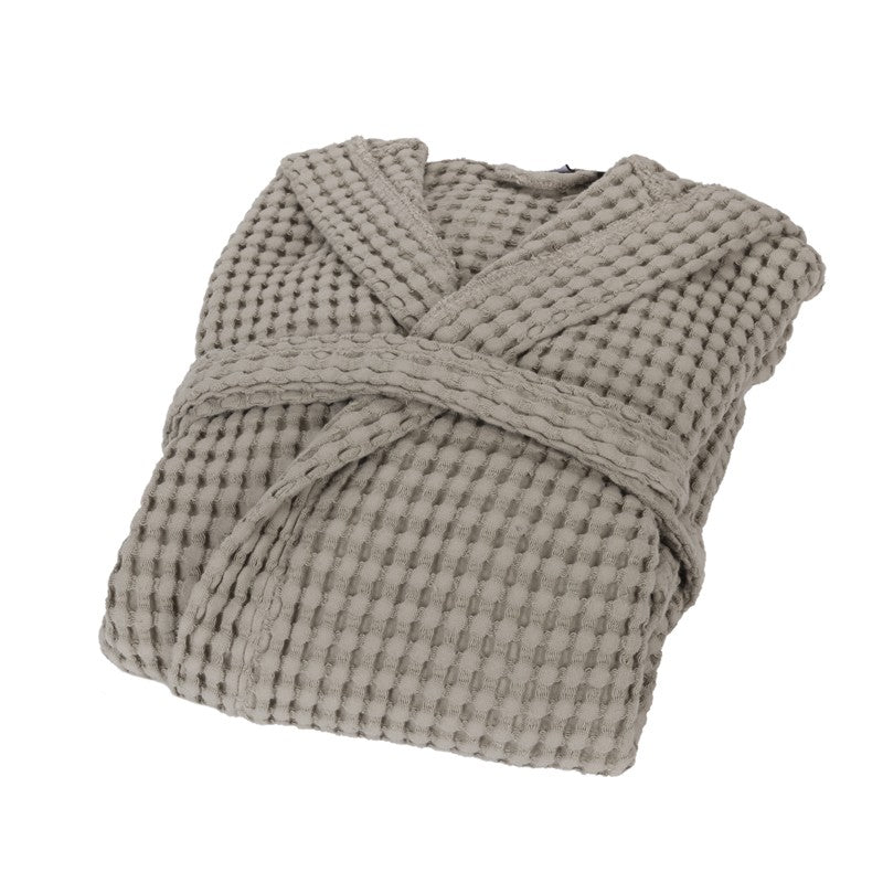 Accappatoio in nido d'ape con cappuccio Fazzini Nettare, in morbidissimo cotone con trattamento Stone-washed. L'accappatoio Nettare è in 100% cotone. Il trattamento stone-washed dona al capo una maggiore morbidezza. Colore corda, tortora