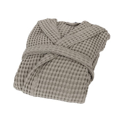 Accappatoio in nido d'ape con cappuccio Fazzini Nettare, in morbidissimo cotone con trattamento Stone-washed. L'accappatoio Nettare è in 100% cotone. Il trattamento stone-washed dona al capo una maggiore morbidezza. Colore corda, tortora