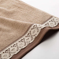 Coppia asciugamani Caleffi Sofy in spugna di puro cotone. Asciugamano e ospite, in tinta unita, sono impreziositi da bordo in pizzo. Colore naturale tortora