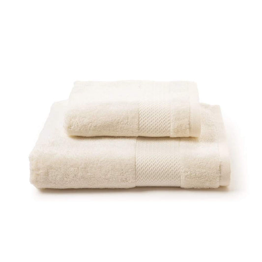 La coppia asciugamani Caleffi Bamboo è in morbida spugna di puro cotone e bamboo. Il bamboo dà un effetto particolarmente morbido e setoso alla spugna di cotone. Asciugamano con ospite tinta unita colore panna