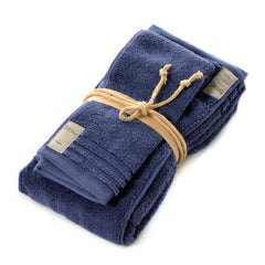 Asciugamano con ospite Coccola Fazzini. Coppia asciugamani in tinta unita. Colore blu quetzal. Spugna di cotone 550 g/mq.