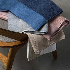 Coppia asciugamani Fazzini Galuchat in spugna di puro cotone. Colori vari.