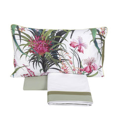 Completo Lenzuola matrimoniale Fazzini Hibiscus in raso e percalle di cotone. Fantasia floreale con fiori rosa sulle federe in raso di cotone. Lenzuolo di sotto in percalle tinta unita verde. Collezione primavera estate 2021.