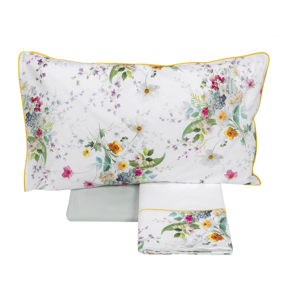 Completo Lenzuola matrimoniale Fazzini Joy in raso e percalle di cotone. Fantasia floreale con fiori colorati sulle federe in raso di cotone. Lenzuolo di sotto in percalle tinta unita verde. Collezione primavera estate 2021.