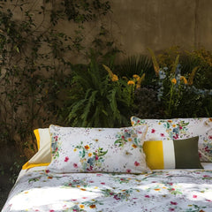 Completo Lenzuola matrimoniale Fazzini Joy in raso e percalle di cotone. Fantasia floreale con fiori colorati sulle federe in raso di cotone. Lenzuolo di sotto in percalle tinta unita verde. Collezione primavera estate 2021.