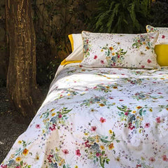 Completo Lenzuola matrimoniale Fazzini Joy in raso e percalle di cotone. Fantasia floreale con fiori colorati sulle federe in raso di cotone. Lenzuolo di sotto in percalle tinta unita verde. Collezione primavera estate 2021.