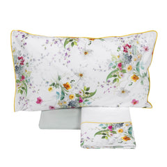 Completo Lenzuola matrimoniale Fazzini Joy in raso e percalle di cotone. Fantasia floreale con fiori colorati sulle federe in raso di cotone. Lenzuolo di sotto in percalle tinta unita verde. Collezione primavera estate 2021.