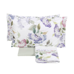 Completo Lenzuola matrimoniale Fazzini Ortensie in percalle di cotone. Fantasia floreale con fiori rosa e celesti sulle federe e sulla balza del lenzuolo di sopra. Lenzuolo di sotto in percalle tinta unita verde. Collezione primavera estate 2021.