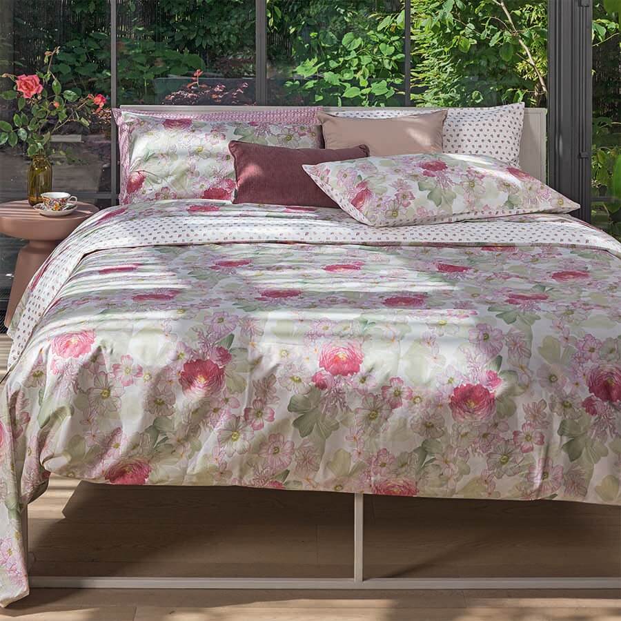 Completo lenzuola matrimoniale Fazzini Bovindo in cotone. Fantasia floreale con rose colore rosso e rosa.