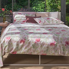 Completo lenzuola matrimoniale Fazzini Bovindo in cotone. Fantasia floreale con rose colore rosso e rosa.