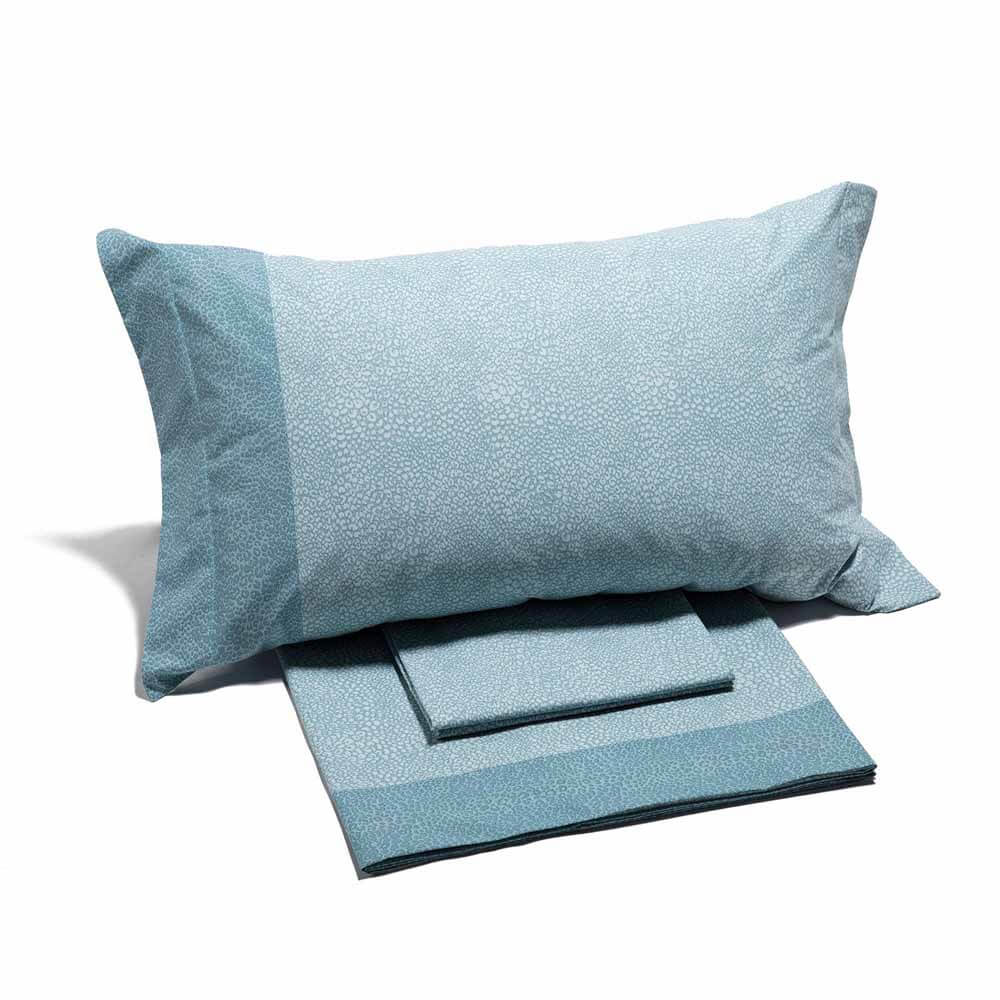 Completo lenzuola Caleffi Leopard in puro cotone. Disponibile nella misura per letto singolo e matrimoniale. Colore avio