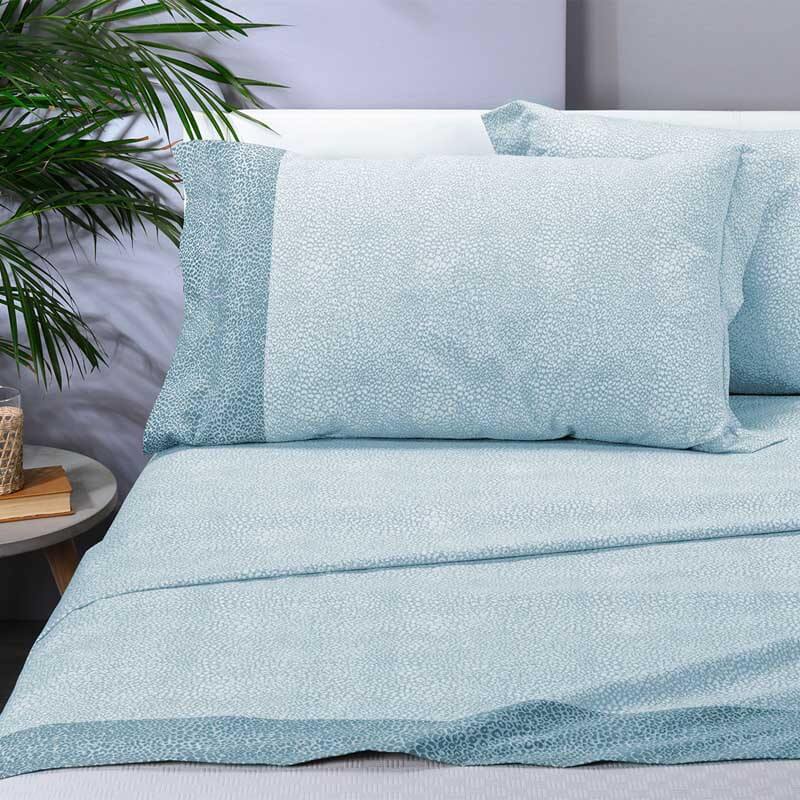 Completo lenzuola Caleffi Leopard in puro cotone. Disponibile nella misura per letto singolo e matrimoniale. Colore avio.