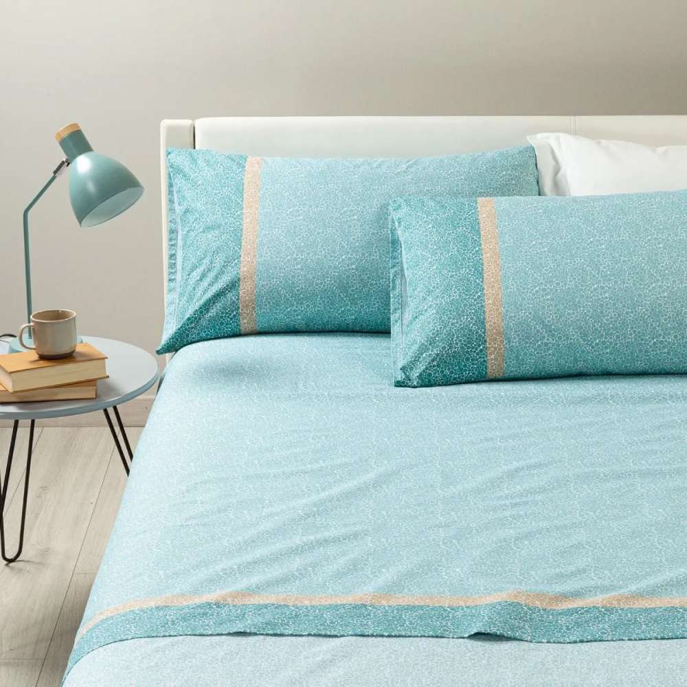 Completo lenzuola matrimoniale Caleffi Cool in puro cotone. Fantasia geometrica e dallo stile moderno con trama stile Borbonese. Colore anice azzurro.