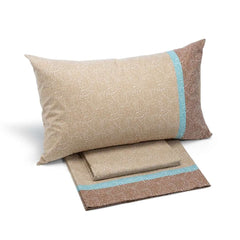 Completo lenzuola matrimoniale Caleffi Cool in puro cotone. Fantasia geometrica e dallo stile moderno con trama stile Borbonese. Colore corda tortora con riga anice