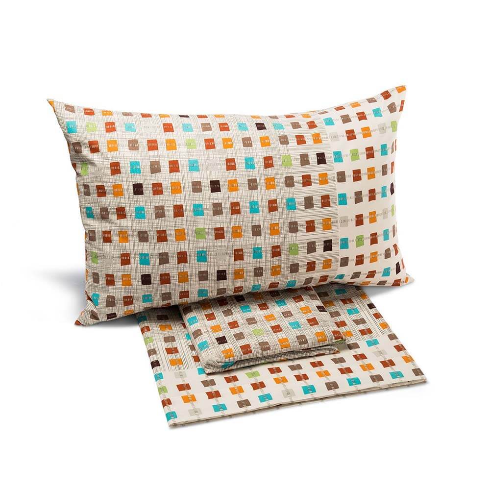 Completo lenzuola Caleffi Cosmo in puro cotone. Fantasia moderna geometrica con quadratini multicolore. Disponibile nella misura per letto singolo, piazza e mezza, piazza e mezza maxi (francese) e matrimoniale.