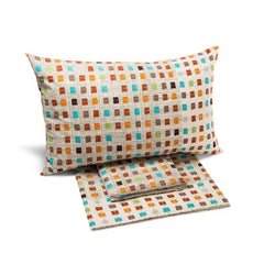 Completo lenzuola Caleffi Cosmo in puro cotone. Fantasia moderna geometrica con quadratini multicolore. Disponibile nella misura per letto singolo, piazza e mezza, piazza e mezza maxi (francese) e matrimoniale.
