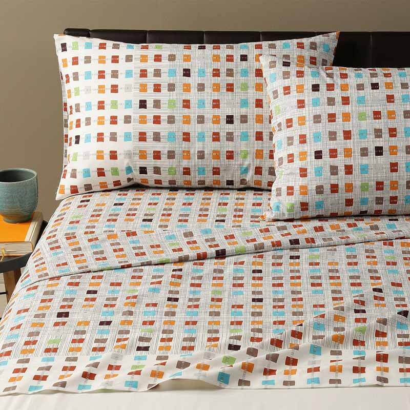 Completo lenzuola Caleffi Cosmo in puro cotone. Fantasia moderna geometrica con quadratini multicolore. Disponibile nella misura per letto singolo, piazza e mezza, piazza e mezza maxi (francese) e matrimoniale.