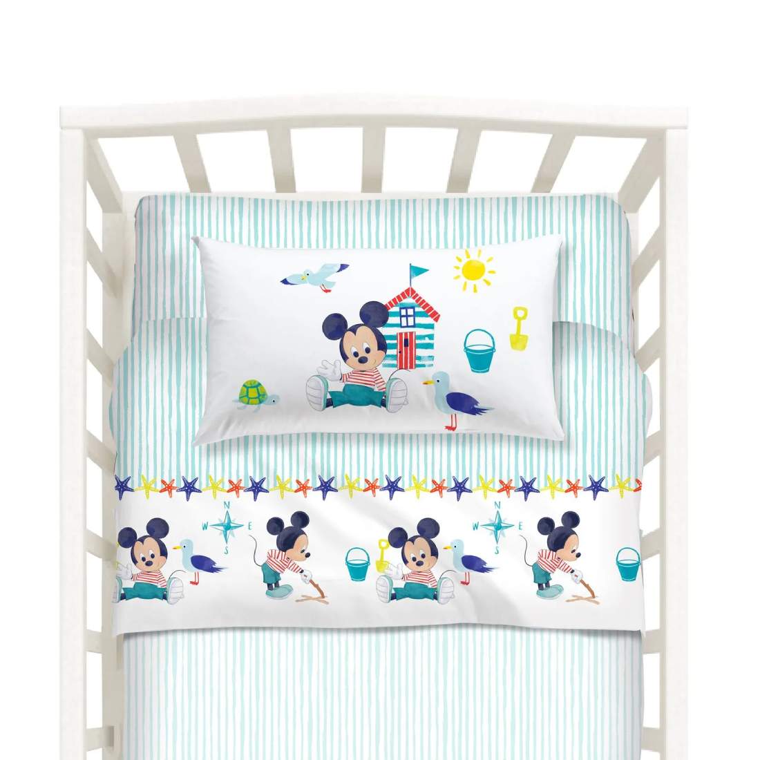 Completo lenzuola per culla Mickey Baby di Caleffi. Fantasia con Topolino, fondo bianco con righe celesti e stelle marine colorate, ideale per bambino.