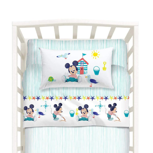 Completo lenzuola per culla Mickey Baby di Caleffi. Fantasia con Topolino, fondo bianco con righe celesti e stelle marine colorate, ideale per bambino.