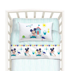 Completo lenzuola per culla Mickey Baby di Caleffi. Fantasia con Topolino, fondo bianco con righe celesti e stelle marine colorate, ideale per bambino.