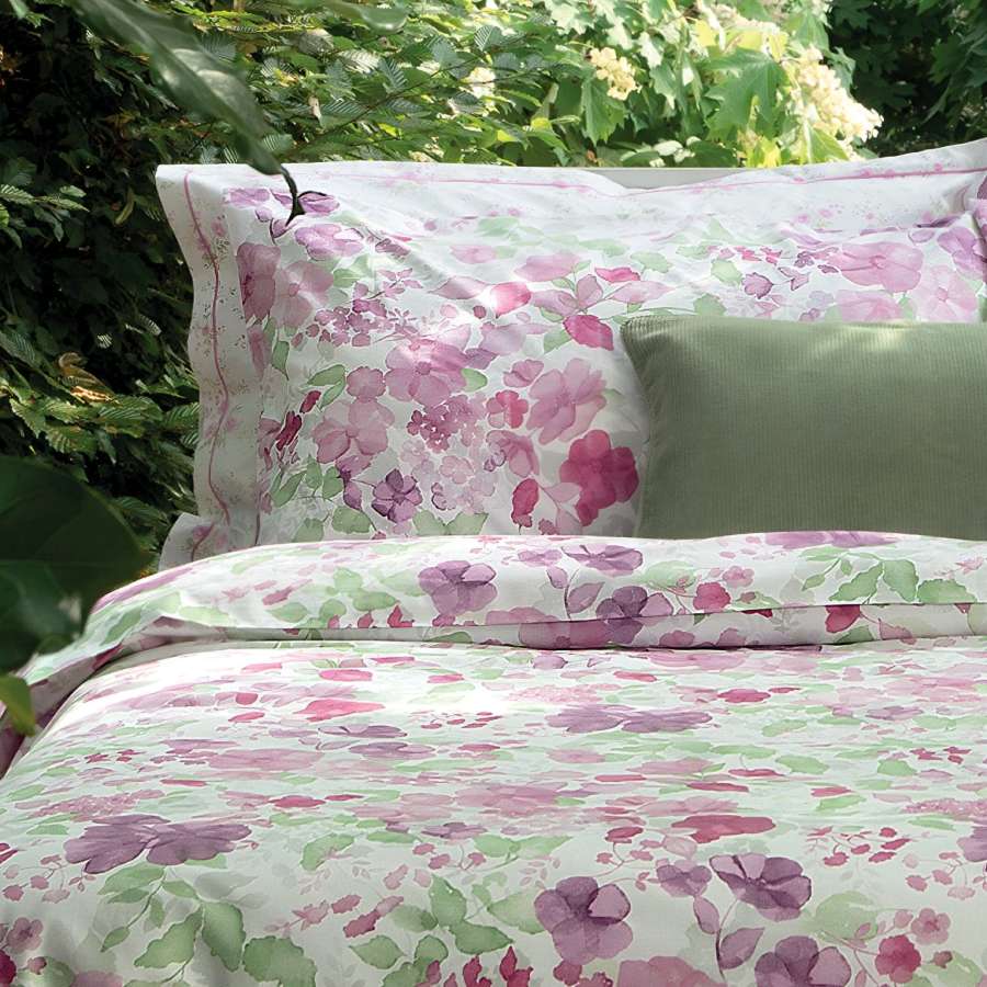 Completo lenzuola Fazzini Carlotta, in puro cotone di ottima qualità. Disponibile nella misura per letto singolo, piazza e mezza e matrimoniale. Il completo lenzuola Carlotta è caratterizzato da un'allegra fantasia floreale stampata sulle federe e sul lenzuolo di sopra. Il lenzuolo con angoli è invece in tinta unita.. colore rosa