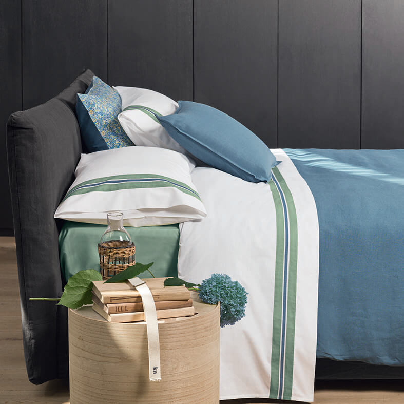 Completo lenzuola fazzini filari in cotone. Tinta unita con fasce verdi e blu. Lenzuolo con angoli blu. Misura letto singolo, piazza e mezza o matrimoniale.