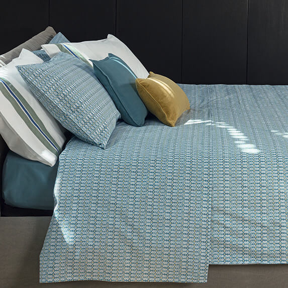 Completo lenzuola Fazzini Padel in puro cotone. Disponibile nella misura per letto singolo, piazza e mezza e matrimoniale. Fantasia geometrica moderna colore verde.