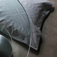 Completo lenzuola matrimoniale Fazzini Plops in percalle di puro cotone. Moderna fantasia geometrica, variante di colore frozen grigioCompleto lenzuola matrimoniale Fazzini Plops in percalle di puro cotone. Moderna fantasia geometrica, variante di colore rosa