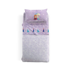 Completo lenzuola Caleffi Disney Frozen Love in puro cotone. Misura letto singolo. Il completo lenzuola presenta una fantasia con Elsa, Anna e Olaf dal film Disney Frozen. Con il suo fondo lilla, il completo lenzuola Frozen Love è l'ideale per la cameretta della tua bambina.