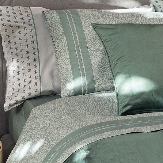 Completo lenzuola Fazzini Grafismi in puro cotone. Disponibile nella misura da una piazza e mezza e matrimoniale. Fantasia maculata colore verde