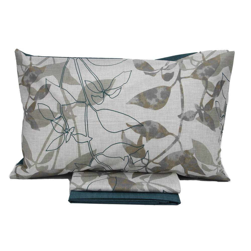 Completo lenzuola matrimoniale Gabel Islanda, in madapolam di puro cotone. Il completo lenzuola Islanda è caratterizzato da una fantasia floreale moderna. Il lenzuolo di sopra e le federe presentano una fantasia con foglie stilizzate. Il lenzuolo con angoli ha invece una microfantasia a righe, un finto tinta unita. Colore bosco, verde e grigio.