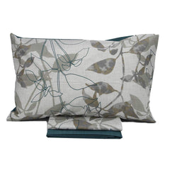 Completo lenzuola matrimoniale Gabel Islanda, in madapolam di puro cotone. Il completo lenzuola Islanda è caratterizzato da una fantasia floreale moderna. Il lenzuolo di sopra e le federe presentano una fantasia con foglie stilizzate. Il lenzuolo con angoli ha invece una microfantasia a righe, un finto tinta unita. Colore bosco, verde e grigio.