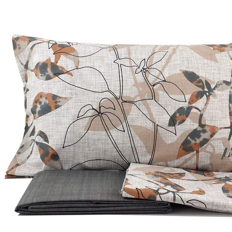 Completo lenzuola matrimoniale Gabel Islanda, in madapolam di puro cotone. Il completo lenzuola Islanda è caratterizzato da una fantasia floreale moderna. Il lenzuolo di sopra e le federe presentano una fantasia con foglie stilizzate. Il lenzuolo con angoli ha invece una microfantasia a righe, un finto tinta unita. Colore ferro, grigio arancio