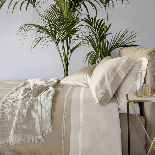 Completo lenzuola matrimoniale Macramè di La Perla, in raso di puro cotone tinta unita. Completo elegante e discreto, caratterizzato dalla qualità eccellente del raso di puro cotone e dalla lavorazione macramè riportante il logo "La Perla".