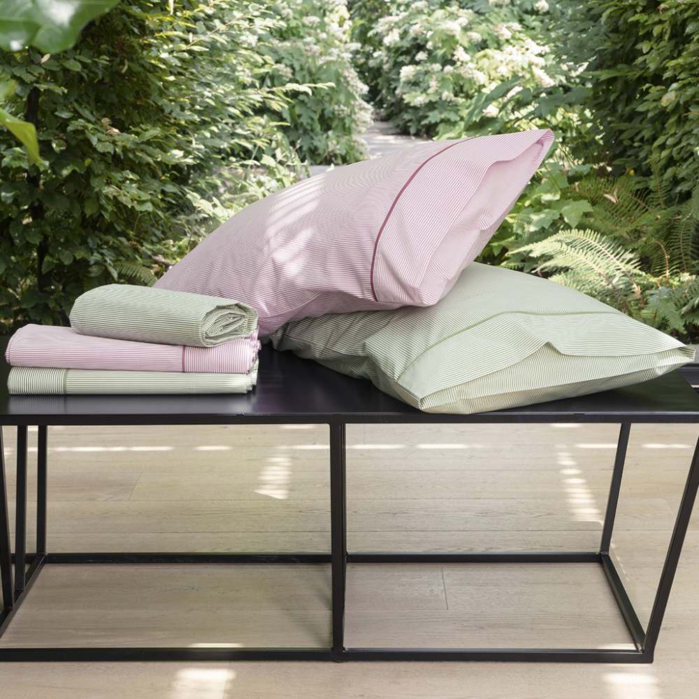 Completo lenzuola matrimoniale Fazzini Martina, in puro cotone di ottima qualità. Il completo lenzuola Martina è caratterizzato da una fantasia a righe che ritroviamo su federe, lenzuolo superiore e lenzuolo inferiore con angoli. Due varianti di colore disponibili: verde e magnolia.