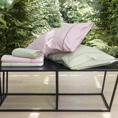 Completo lenzuola matrimoniale Fazzini Martina, in puro cotone di ottima qualità. Il completo lenzuola Martina è caratterizzato da una fantasia a righe che ritroviamo su federe, lenzuolo superiore e lenzuolo inferiore con angoli. Due varianti di colore disponibili: verde e magnolia.